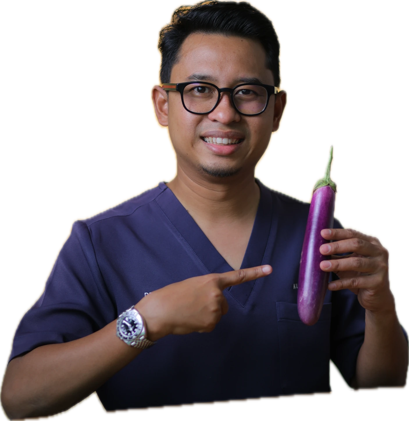 Dr Ahmad Mustaqim dalam pakaian klinikal memegang terung sebagai visual pendidikan kesihatan lelaki