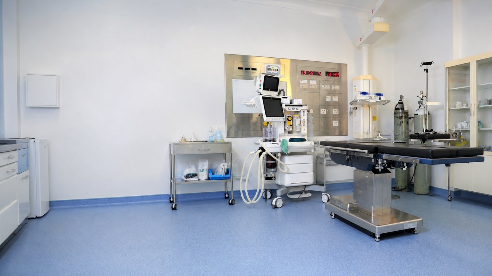 Bilik rawatan klinikal dengan peralatan perubatan