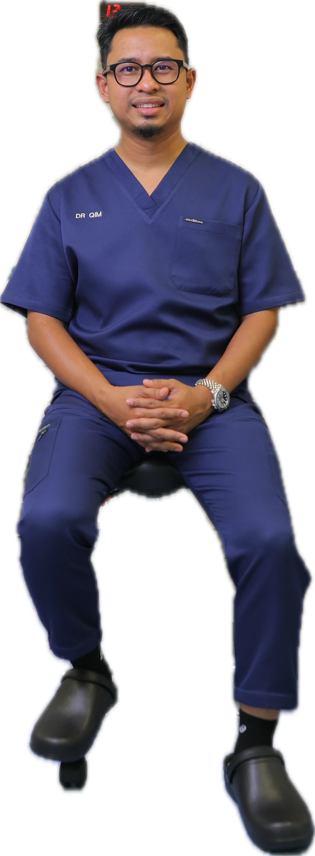 Dr Ahmad Mustaqim dalam pakaian klinikal berwarna navy