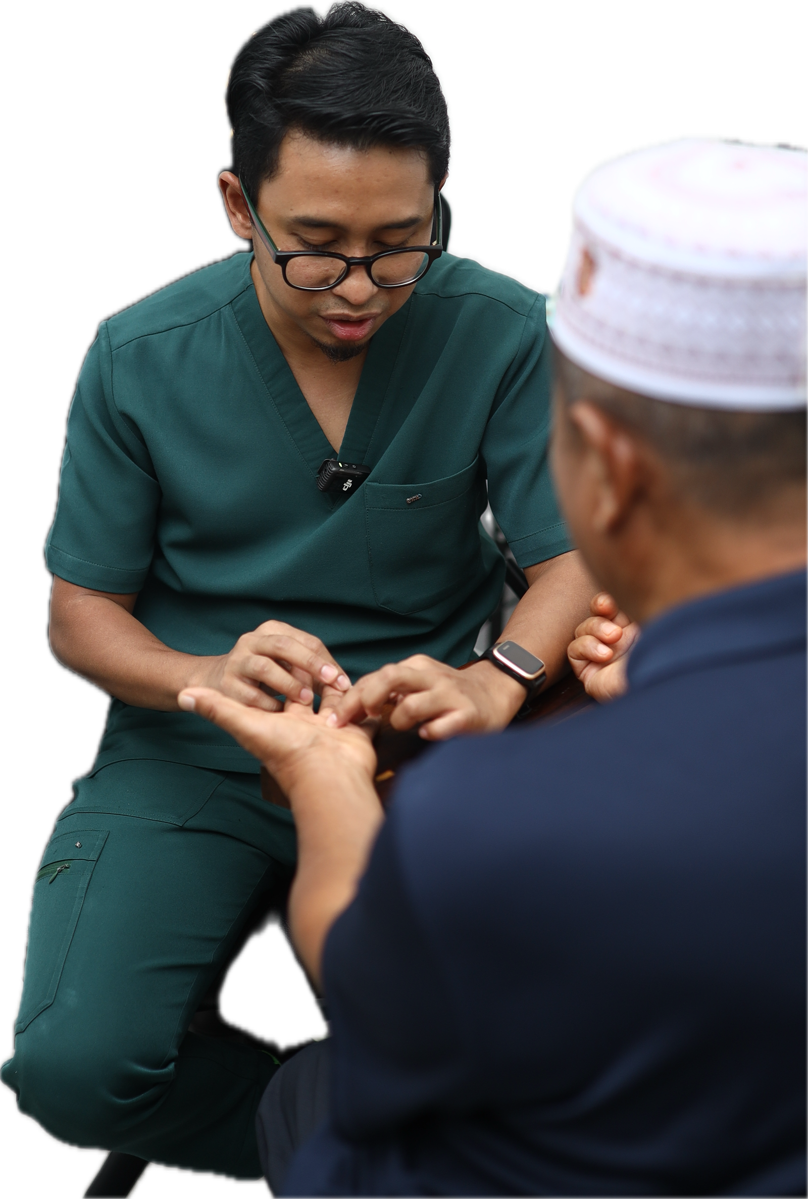 DrQIM memeriksa tangan pesakit ketika konsultasi